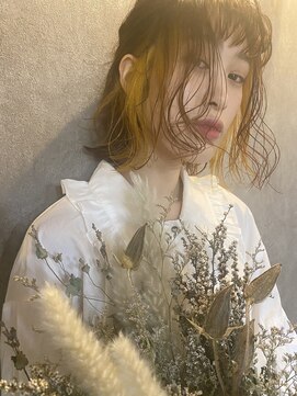 ホワイト(WHITE HAIR@NICOLA) イエロー×デザインカラーインナーカラーボブブリーチカラー