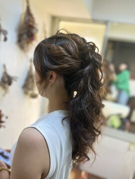 フォルム アージュ FORME age ゆるふわポニーアレンジ