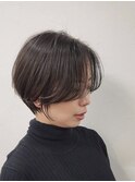 ショートヘア 耳掛け グレージュ