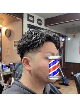 バーバー アミティ プール オム(BAR BER amity POUR HOMME) フェード×メンズパーマ×メンズハイライト