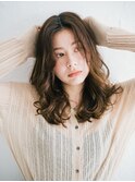 抜け感のあるロングヘアスタイル