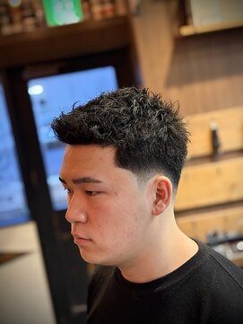 バーバーショップ スバル(BARBERSHOP SUBARU) <理容室><バーバー><おーてぃー>ローフェードショート