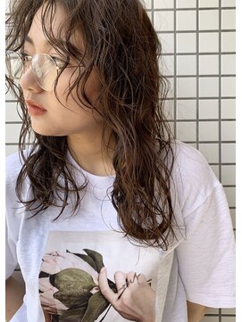 ギフト(GIFT) 【GIFT】ブランジュ くせ毛風 グレイアッシュ 大人かわいい