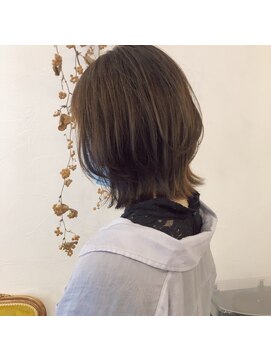 マウロア(MAULOA) "オーダー急増中くびれミディ…ボブウルフ"ayumi