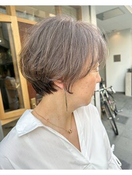 キセツ(ki se tsu) 脱白髪染め魅せるグレイヘアと長めのショート