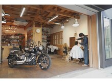 大きな扉と自然光が迎える、開放的で心地よい空間