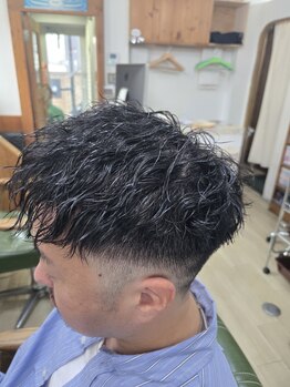 ヘアスタジオ クリブ(HAIR STUDIO CRIB)の写真/男の色気漂う刈り上げショート!パーマでイメージチェンジを♪新しいスタイル提案◎