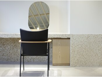 three.【スリー】