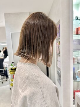 トラップヘアー 外ハネボブ切りっぱなしボブパツっとミディ髪質改善縮毛矯正