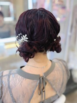 アトリエビューティーアミュ(atelier beauty AmU) 結婚式 二次会 お呼ばれ ゆるふわツインシニヨン×華やかアクセ