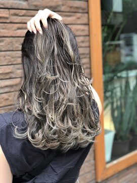 ウル(Ulu) ハイライトバレイヤージュ×ホワイトラベンダーグレー