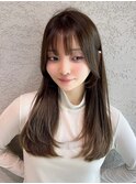 甘めレイヤーカットに透明感あるグレージュで王道モテヘア