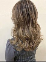 美容師 久保浦&nbsp;全頭ブリーチをやめていく途中のハイライトスタイル
