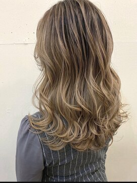 美容師 久保浦 全頭ブリーチをやめていく途中のハイライトスタイル