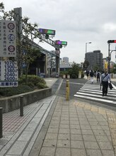 高速道路登り口を目印に直進です♪