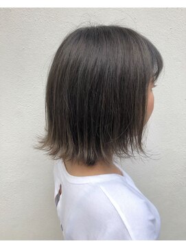 モルニ(MORNI) グレージュ_マロンベージュ Aラインボブ かきあげ