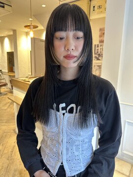ムジーク(Musiiik) 黒髪ロングと顔まわりのカット、pointカラー