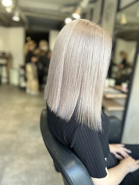 ラフ 難波店(LAFF) 【ストレートでも映えるホワイトカラー】