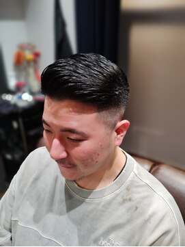 トレバー(Trever) 右分けのバーバースタイル