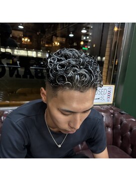 ゴートファミリー 川口(G.O.A.T FAMILY) 極道パーマ　メッシュ　フェード