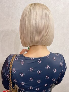 エイム(AiM) ミディアムボブ ブリーチ ハイトーン ホワイトベージュ 10代20代