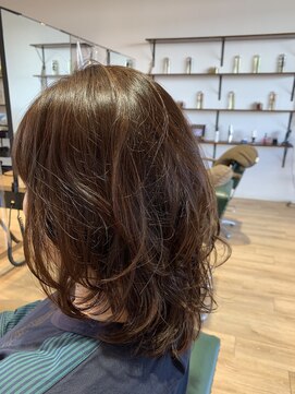 サラ(sarah) ミディアム/ウルフレイヤー/質感パーマミックス