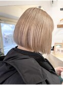 ハイトーンプラチナグレージュ前下がりショートボブ梅ヶ丘美容室