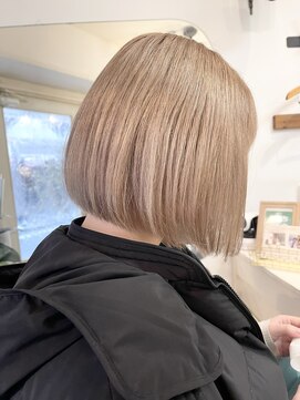 アミュレ(Amule) ハイトーンプラチナグレージュ前下がりショートボブ梅ヶ丘美容室