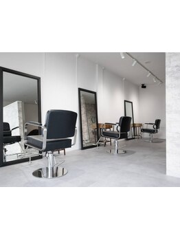 3席のみのシンプルでプライベートな空間＊落ち着いた雰囲気で、日頃の忙しさを忘れられる＊