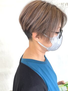 コード(Chord) 白髪ぼかしhighlight、大人女性刈り上げショート［谷合