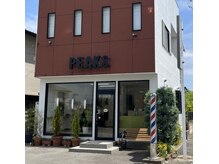 ピークスの雰囲気（店舗前と向かって左側に駐車場あります。）