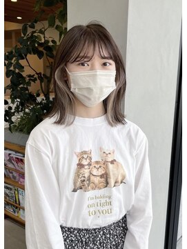 アム(am) グレージュ切りっぱなしボブ前髪ありミニボブミルクティベージュ