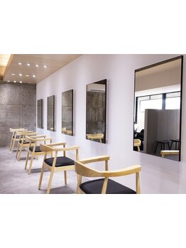 多くのメンズから支持される、洗練された上質空間。清潔感溢れる店内で、身も心も寛げるサロンtimeを◎