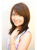 なめらかフォルムのミディアムヘアー