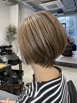 ピボット 北千住(PIVOT) ミセス白髪ぼかしハイライト＆前下がりショートボブ丸みショート