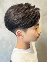ディスイズバーバーサード(THIS IS BARBER 3rd)&nbsp;センターパート ツーブロック ショート メンズカット 刈り上げ