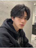 黒髪フェザーのセンターパートマッシュ