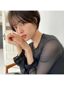 アンド ストーリーズ(&STORIES) 前髪あり耳掛け丸みくびれショートボブ20代30代40代50代(蘭)