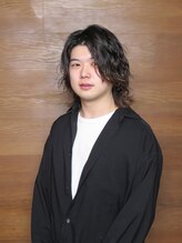 美容師歴6年 小宮山文也 白髪を隠すから“活かす”時代へ！+ダメージレスストレートで素髪のような自然さを