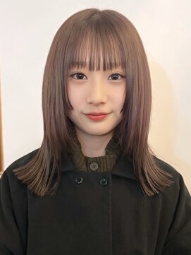 ロティー(loty) ミディアムレイヤースタイル ベージュ 顔周り 切りっぱなし 20代