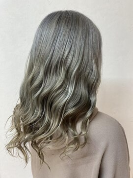 リア(Lia by KENJE) Lia&岡本拓朗　ケアブリーチでグレージュに！