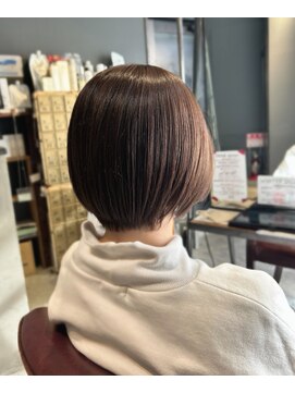 インス(ensue) うるツヤ丸みショートボブワンカール小顔補正立体カットアッシュ