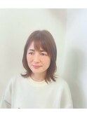 空気感まとったミディアムレイヤーの軽やかで美しいフォルム