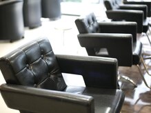 美容室9Aの雰囲気（高級感溢れるレザーのチェア）