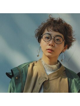 ブラウン (BROWN) タイトなショートパーマ