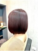 視線を惹きつける　ツヤ感溢れるダークレッドボブ