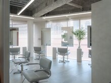 ユニック コウベ(unique KOBE)の雰囲気（白基調の明るい店内♪ドリンクサービスも充実。特別なひと時を！）