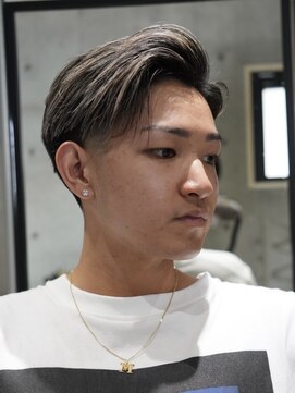 メッツ 原宿(METS) MEN'S/かき上げサイドパート×ハイライト/テーパーフェード