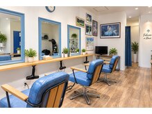 フェリセスアットヘア(Felices at Hair)の雰囲気(青を基調とした落ち着く店内です♪)