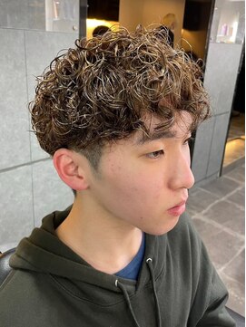 ディスイズバーバー(THIS IS BARBER) 束感 プードルパーマ フェード ツーブロック ハイライト【札幌】